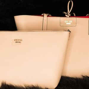Elegant GUESS tote bag.